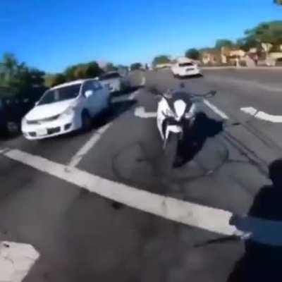 guy kill himself by trowing himself on a car😥