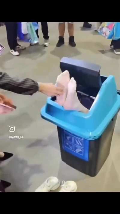 Bro took his opportunity to give her foot a little tickle lol