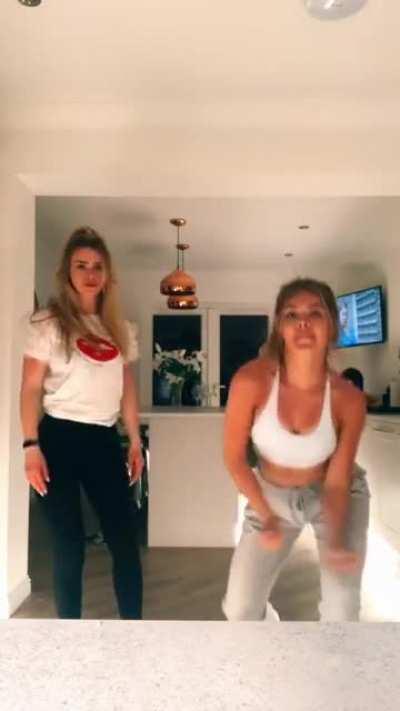 2 Sisters together... 😍😍😍