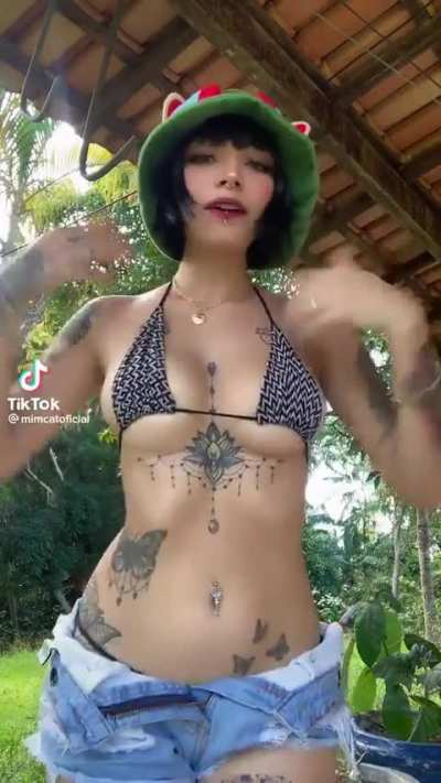 Surprise unbuttoned shorts