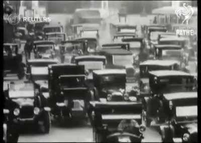 Traffic in Paris 100 years ago in 1925