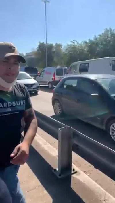 Peronista retirando cartel sobre la pana q protestaba c Alverso que venia al vacunatorio de pilar.