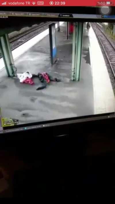 (Hassas olanlar tıklamasın) Tren durmadan trenden inmeye çalışan abimiz.