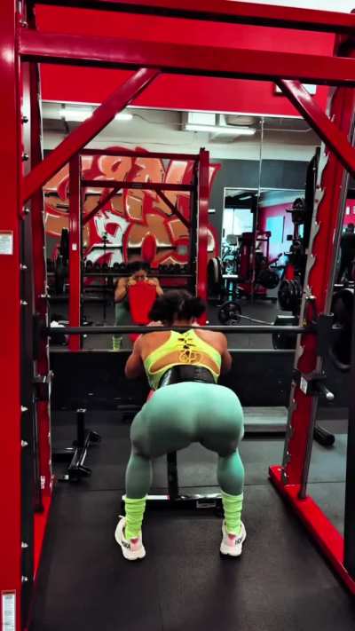 Gym legs and glute workout for you to add to your exercise playlist.