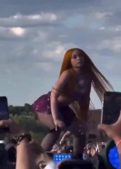 Ice spice looking bored makes it so hot