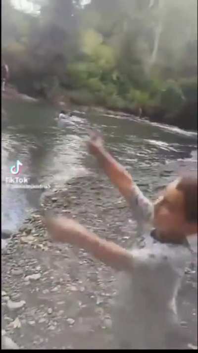 r/kidsarefuckingstupid throwing a rock