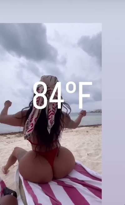 R4ND0M B0LT 0N THE BE4CH