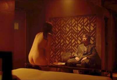 Finally we can see Alexandra Daddarios nude ass and tits in a movie again!