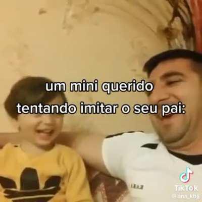 Mini querido tentando imitar seu big pai que vai a loucura!