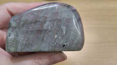 My new labradorite has a rainbow in it! ✨🌈✨