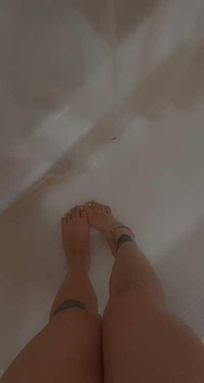 Who wants to cum shower with me 💕