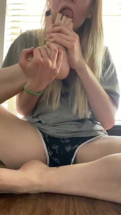 i love licking and sucking my toes.. will anyone come join me?