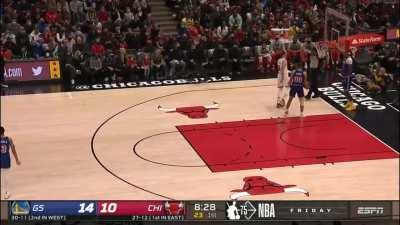 [Highlight] Zach Lavine gets the rebound but comes up with a slight limp after. Lavine then takes the foul and heads back to the locker room