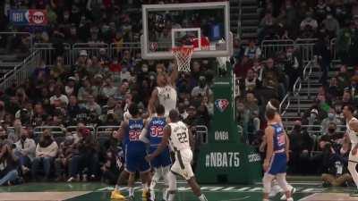 [Highlight] Giannis goes up high to throw down the alley-oop with the left
