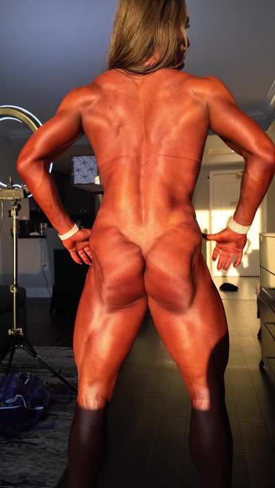 Loved seeing my glutes so tanned and striated on show day