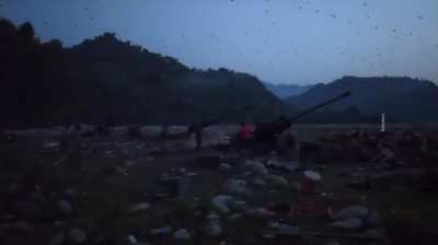 [India-Pakistan May 2025 Conflict] New footage shows Pakistani forces bombarding Indian positions along the Line of Control in Kashmir with minimum inter-round intervals. (Unknown date)