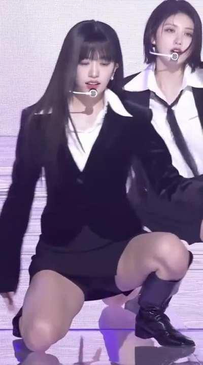 Yujin's camel toe 👀