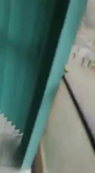 Bandido foi jogar uma granada, se confundiu, jogou o pino e ficou com a granada na mão