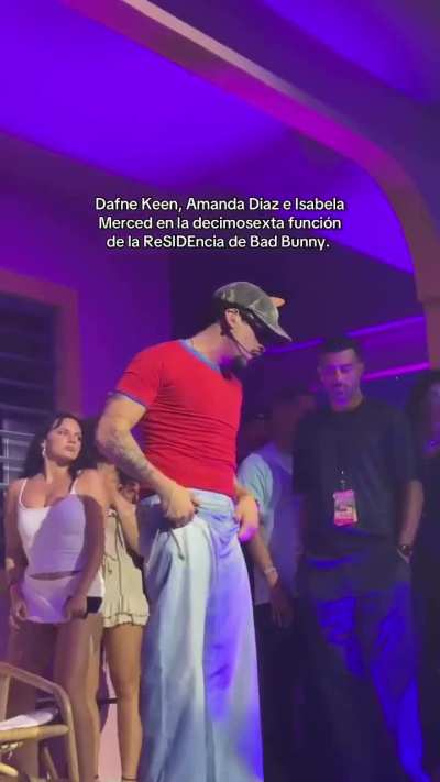 Isabela dancing with Amanda Diaz and Dafne Keen at the sixteenth performance of Bad Bunny's Residencia | August 2025