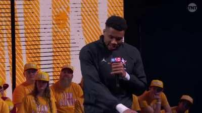 [Highlight] Giannis Antetokounmpo decides to draft Jayson Tatum for his first pick of the NBA 2023 All Star Game