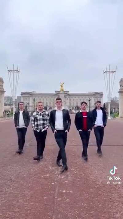 irish people celebrating the queens death