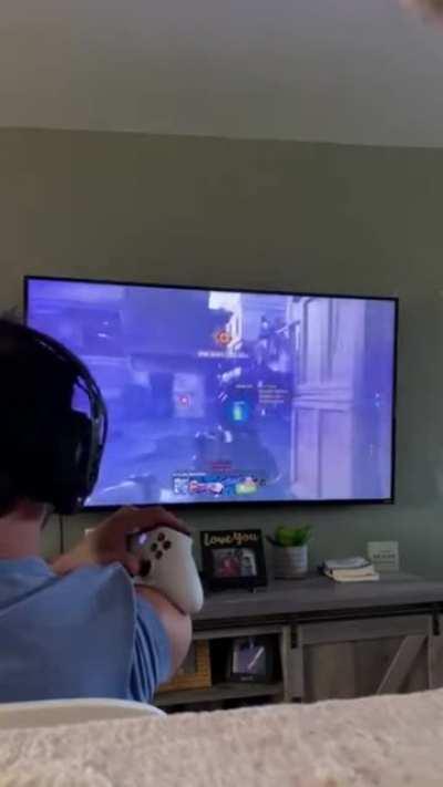 One-armed gamer tries his luck at Call of Duty