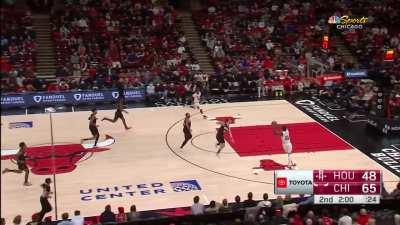 [Highlight] Lonzo throws a wild touchdown pass off a made basket to DDR for the layup