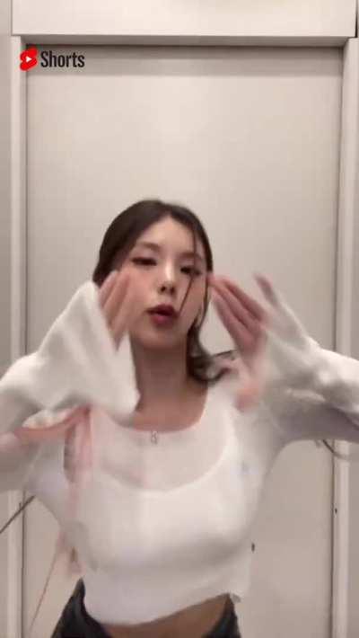 220913 ITZY YouTube Shorts Update with Yeji - Go rising, up, up🙌 I see that I’m ICY🧊