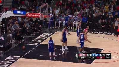 [Highlight] The floor opens up for Anfernee and he punishes the rim