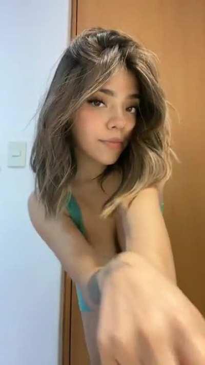 Se le marca los pezones a la zorrita