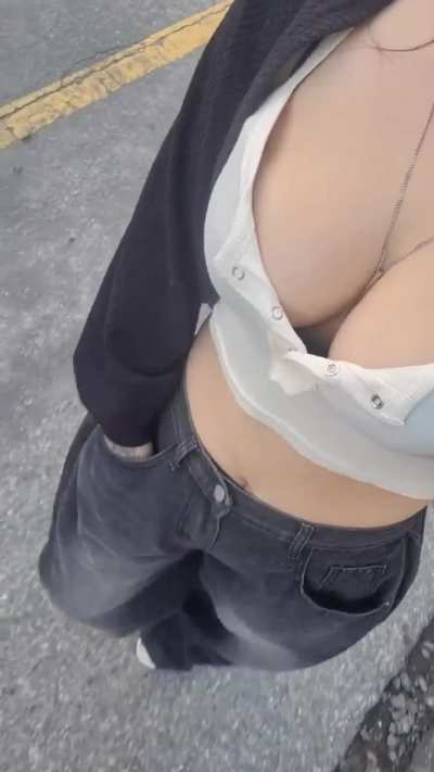 Count your bra peeks 