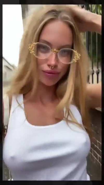 Taylor Mega - Capezzoli in bella mostra