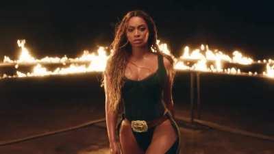 She Look So Damn Good in This Outfit! 😩