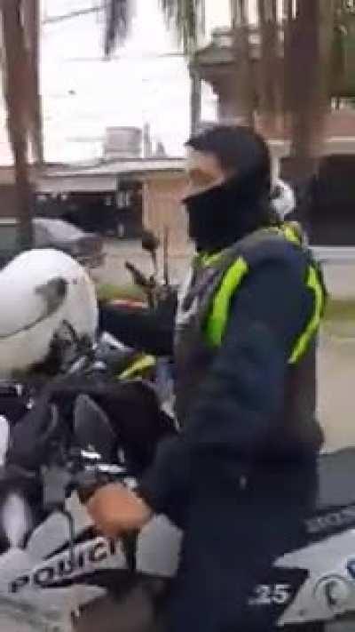 Denuncia que policía le robo el teléfono: “Pedidle que te devuelva el teléfono que te ha sacado de tu bolsillo, pedidle, bro”