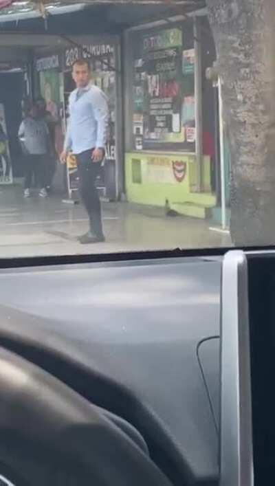 Pelea regio vs tarz&aacute;n hondure&ntilde;o con musica triste de fondo