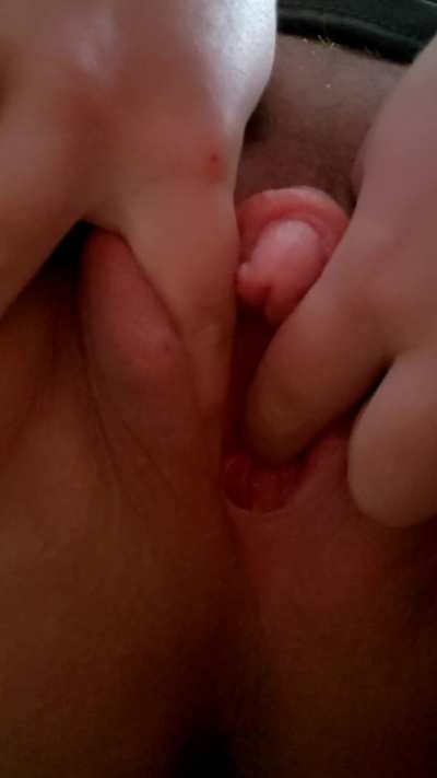 Fingering my peehole (ftm)