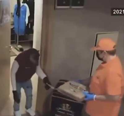 Mamaco gosta de pizza, mamaco comprar pizza, mamaco comer pizza