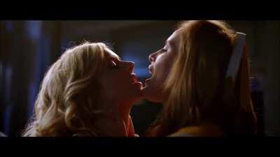 Bella Thorne & Samara Weaving hot lesbian scene