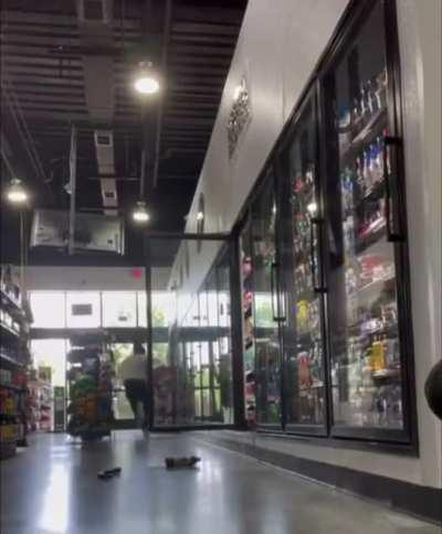 Пугает всех своим большим чёрным змеем