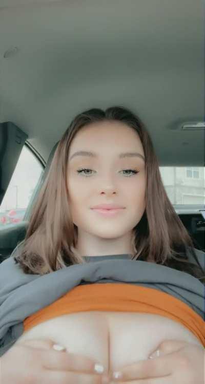 I love [f]lashing my 18 y.o tits 😝