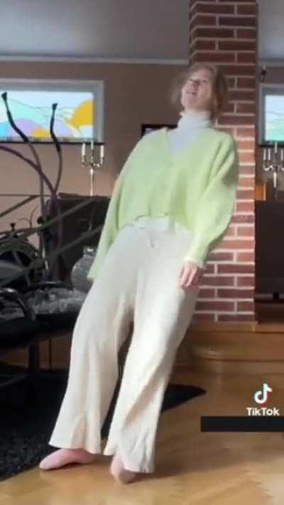 The way she caught herself on her knee so she doesn’t get hurt 💀💀 (she made a follow up, posting it next)