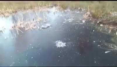 colocando uma bombinha a prova da agua de baixo do gelo