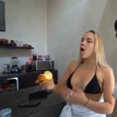 juul wou iets te graag de ballen van mees zien😂