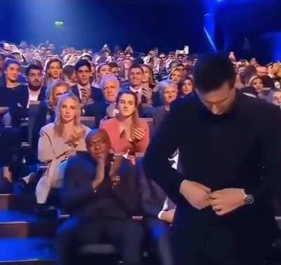 O cara quase beijou o Mbappé achando que era a esposa KKKKKKKKKKKKKKKKKKKK