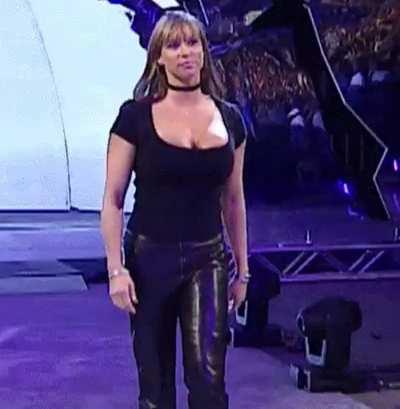 Steph McMahon as Smackdown GM was amazing. Look at those titties jiggle as she walks.