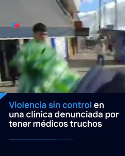 Violencia sin control en una clinica denunciada por tener medicos truchos. Hay 29 detenidos.