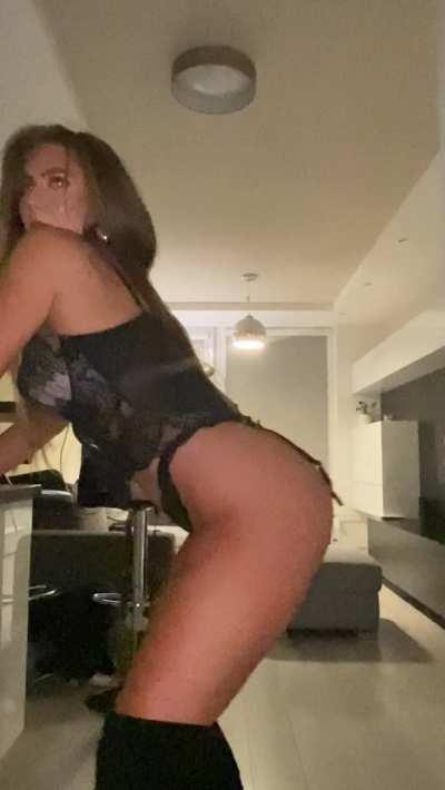 If at least one guy wants to see me strip more often, I'll celebrate and fuck myself💕