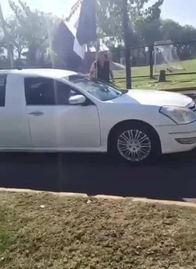 Momento exacto de la entrada de hinchas de Colo Colo a dependencias de Estadio Monumental con cortejo de fanático fallecido [Lunes 24 Abril 2023]