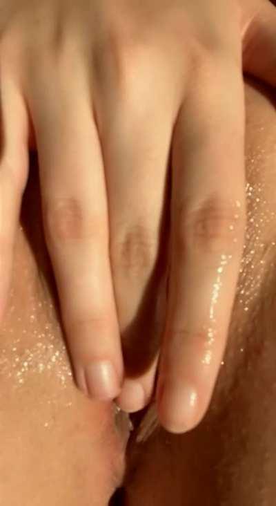 I get so wet when I record myself playing with my clit 🥺