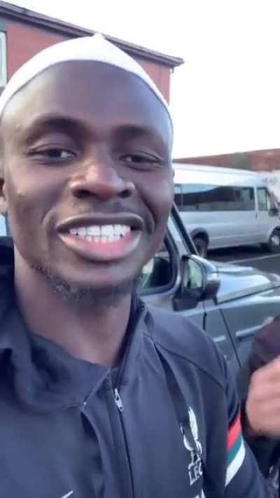 One of the Muslim brothers requested Sadio to make a video to tell his sibling that if they had come to the Mosque instead of being lazy they could have met Sadio.❤️😂